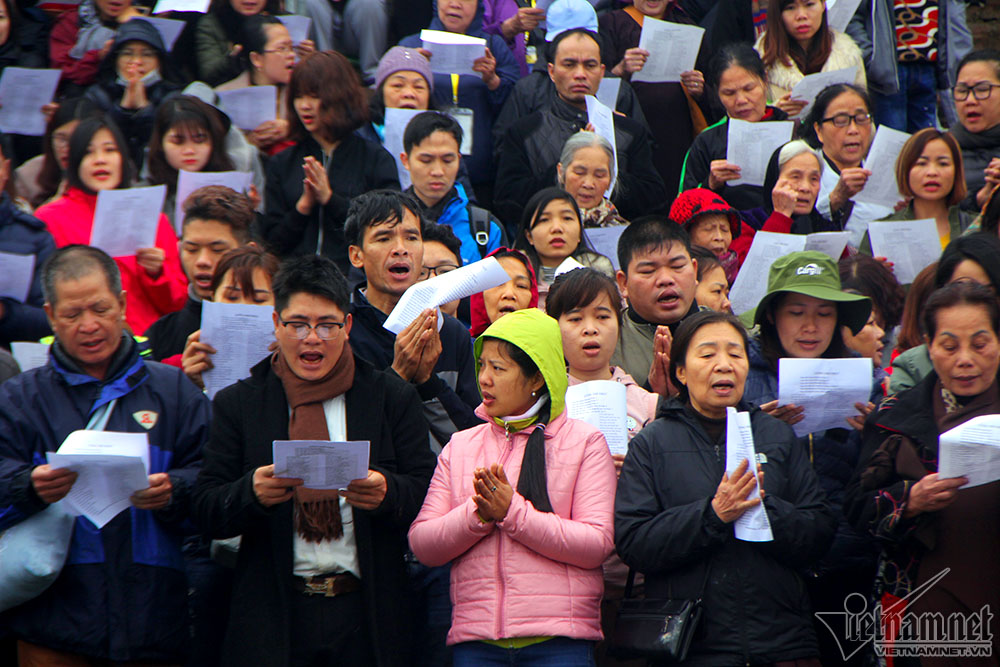 Hà Nội: Cảnh phóng sinh cá lớn nhất trong năm ở sông Hồng