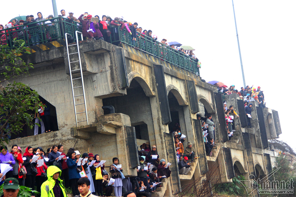 Hà Nội: Cảnh phóng sinh cá lớn nhất trong năm ở sông Hồng