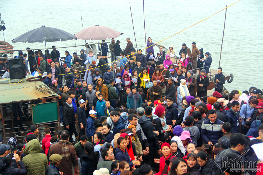 Hà Nội: Cảnh phóng sinh cá lớn nhất trong năm ở sông Hồng