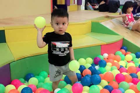 Gặp lại cháu bé và hai người lính hình sự trong ca đỡ đẻ vô tiền khoáng hậu