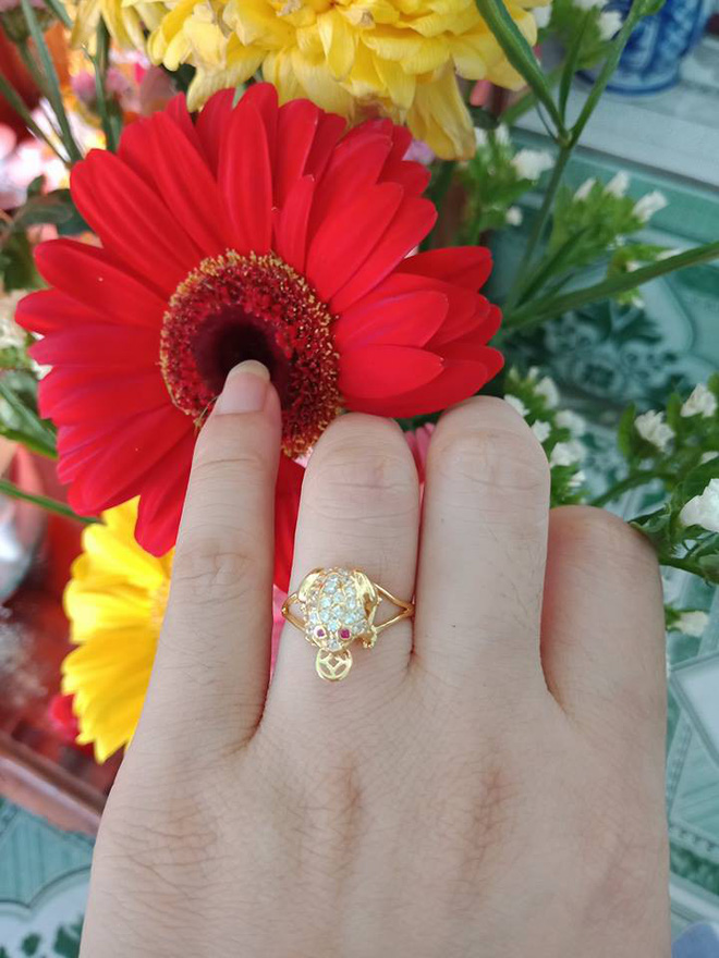 Ngày vía Thần tài, chị em đua nhau khoe vàng: Người ky cóp hàng chục triệu tự mua, người hân hoan được chồng tặng cho