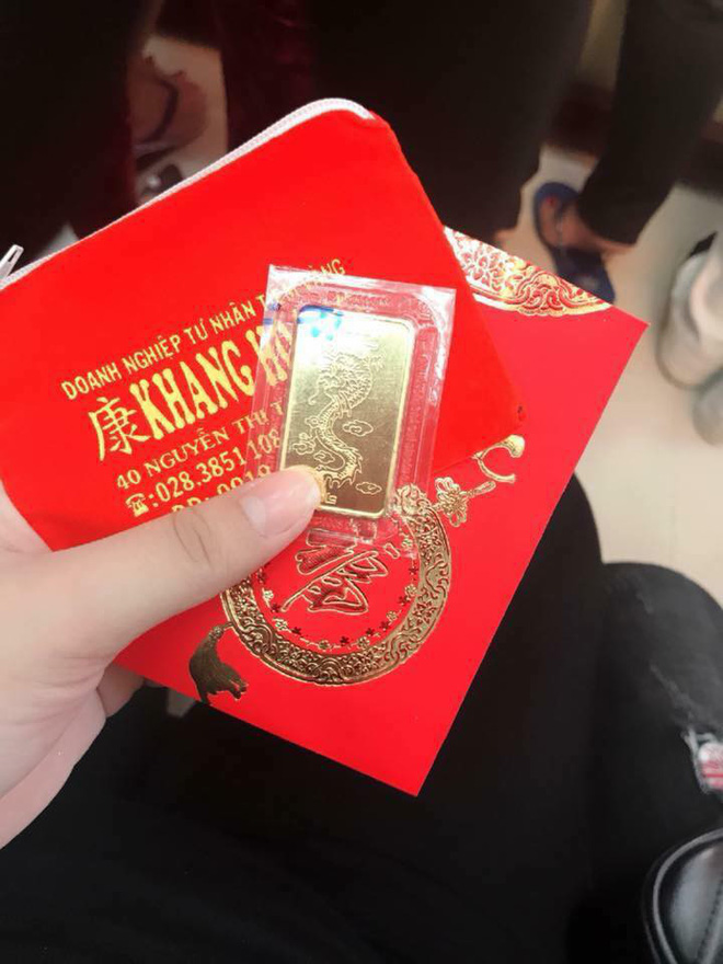 Ngày vía Thần tài, chị em đua nhau khoe vàng: Người ky cóp hàng chục triệu tự mua, người hân hoan được chồng tặng cho Ngày vía Thần tài, chị em đua nhau khoe vàng: Người ky cóp hàng chục triệu tự mua, người hân hoan được chồng tặng cho