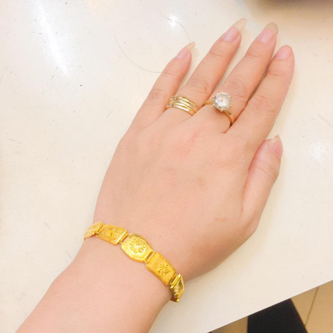 Ngày vía Thần tài, chị em đua nhau khoe vàng: Người ky cóp hàng chục triệu tự mua, người hân hoan được chồng tặng cho Ngày vía Thần tài, chị em đua nhau khoe vàng: Người ky cóp hàng chục triệu tự mua, người hân hoan được chồng tặng cho