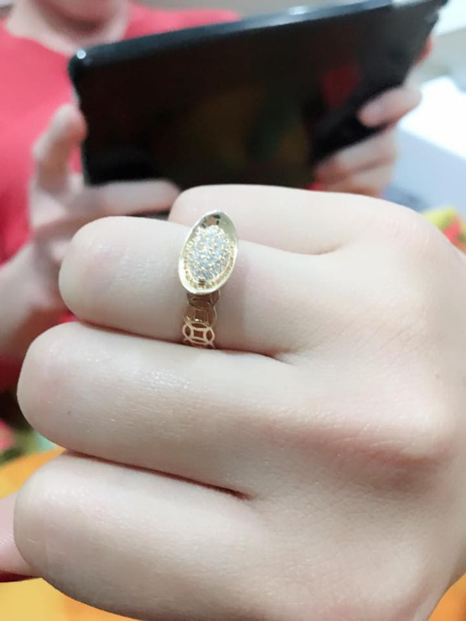 Ngày vía Thần tài, chị em đua nhau khoe vàng: Người ky cóp hàng chục triệu tự mua, người hân hoan được chồng tặng cho Ngày vía Thần tài, chị em đua nhau khoe vàng: Người ky cóp hàng chục triệu tự mua, người hân hoan được chồng tặng cho