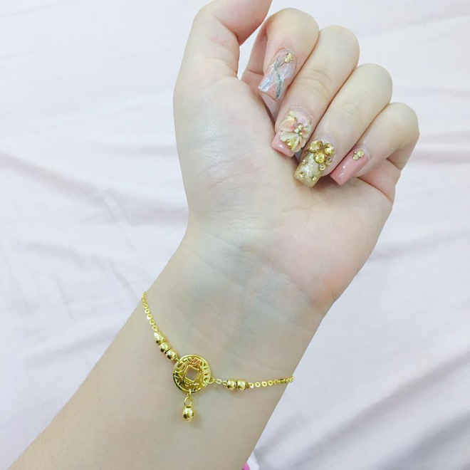 Ngày vía Thần tài, chị em đua nhau khoe vàng: Người ky cóp hàng chục triệu tự mua, người hân hoan được chồng tặng cho Ngày vía Thần tài, chị em đua nhau khoe vàng: Người ky cóp hàng chục triệu tự mua, người hân hoan được chồng tặng cho