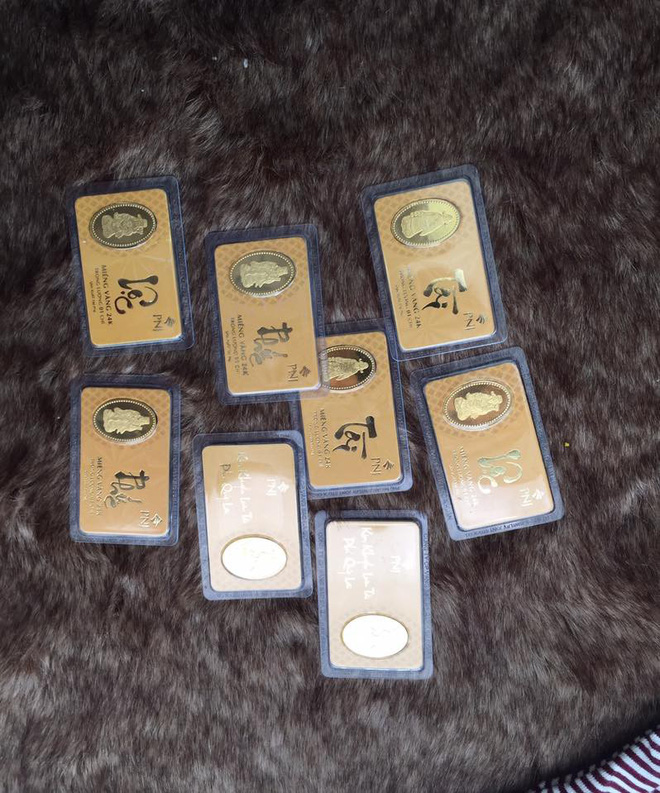 Ngày vía Thần tài, chị em đua nhau khoe vàng: Người ky cóp hàng chục triệu tự mua, người hân hoan được chồng tặng cho