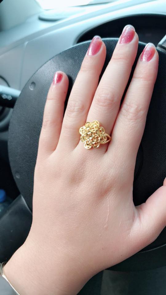 Ngày vía Thần tài, chị em đua nhau khoe vàng: Người ky cóp hàng chục triệu tự mua, người hân hoan được chồng tặng cho