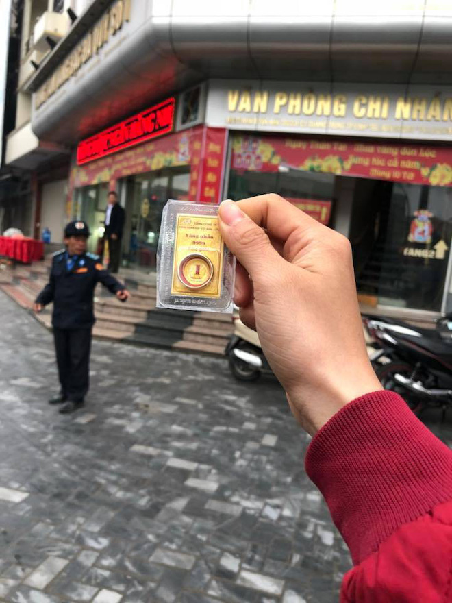 Ngày vía Thần tài, chị em đua nhau khoe vàng: Người ky cóp hàng chục triệu tự mua, người hân hoan được chồng tặng cho