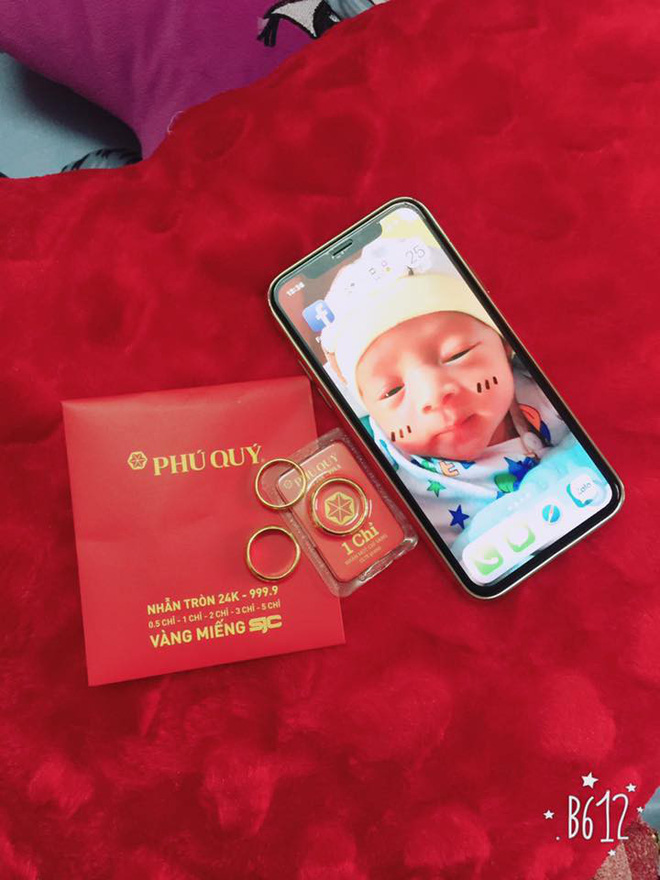 Ngày vía Thần tài, chị em đua nhau khoe vàng: Người ky cóp hàng chục triệu tự mua, người hân hoan được chồng tặng cho