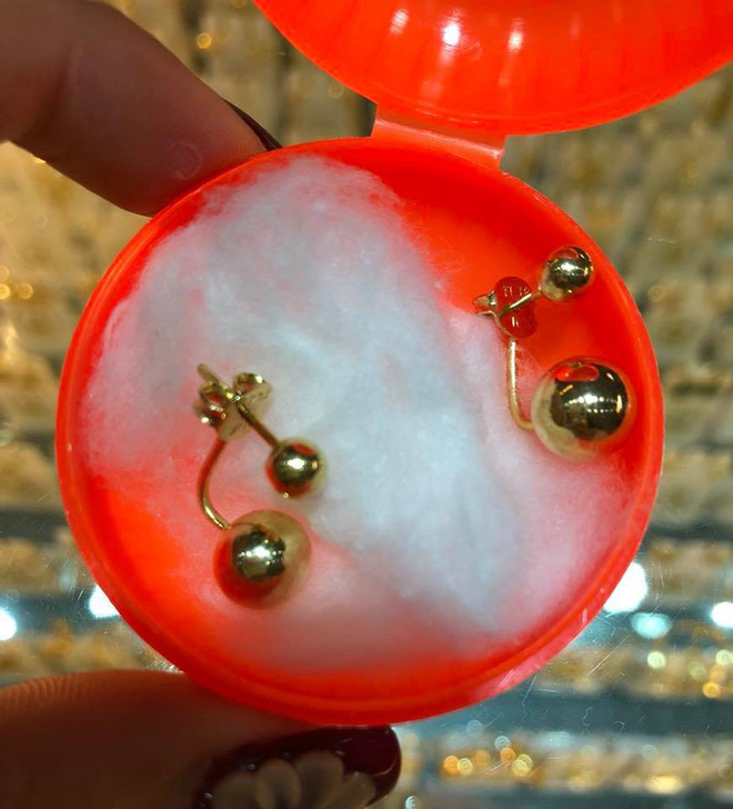 Ngày vía Thần tài, chị em đua nhau khoe vàng: Người ky cóp hàng chục triệu tự mua, người hân hoan được chồng tặng cho