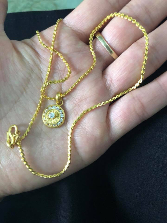 Ngày vía Thần tài, chị em đua nhau khoe vàng: Người ky cóp hàng chục triệu tự mua, người hân hoan được chồng tặng cho