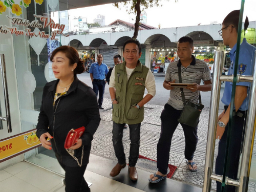 Khách nườm nượp ngày Thần Tài, nhà vàng giữ nguyên giá