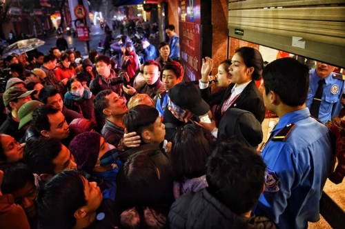 Khách nườm nượp ngày Thần Tài, nhà vàng giữ nguyên giá