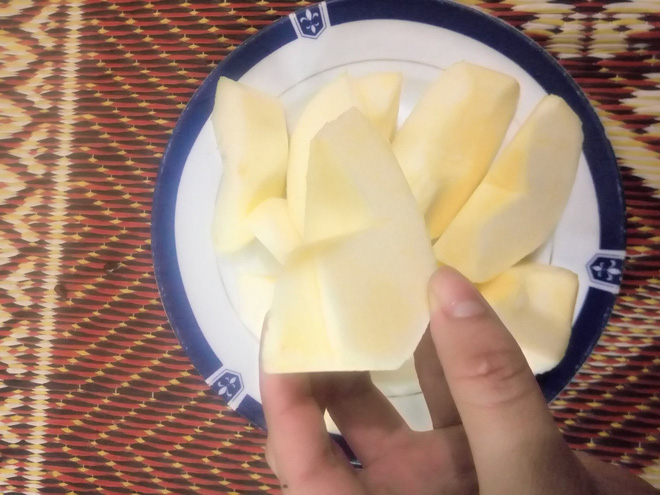 Cô gái 20 tuổi sợ lấy chồng vì lần đầu ra mắt đã bị chê gọt miếng táo nhọn hoắt, lần 2 bị cả gia đình nhà người yêu coi như tàng hình