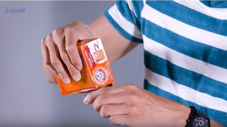 Mẹo bóc tem giá trên đồ dùng gia đình trong nháy mắt mà ít người biết Mẹo bóc tem giá trên đồ dùng gia đình trong nháy mắt mà ít người biết