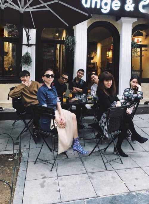 Tóc Tiên thân mật khoác tay Hoàng Touliver, ra mắt gia đình người yêu tin đồn?