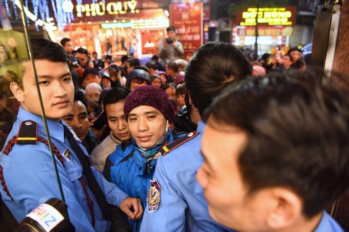 Người Hà Nội đội mưa rét xếp hàng mua vàng từ 4h sáng