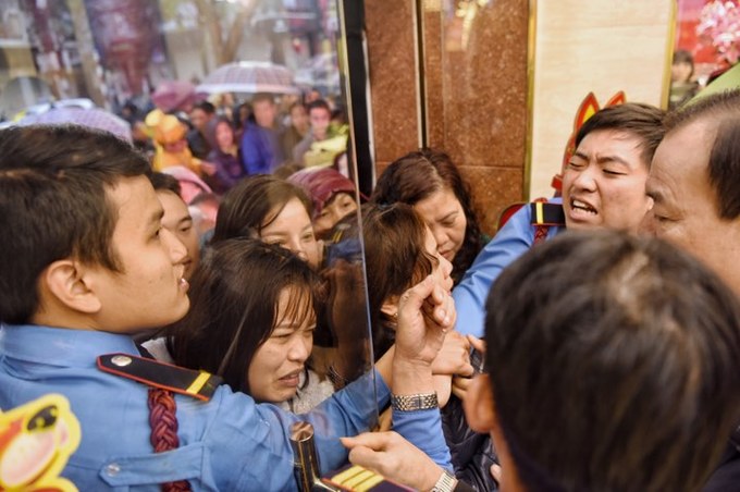 Người Hà Nội đội mưa rét xếp hàng mua vàng từ 4h sáng