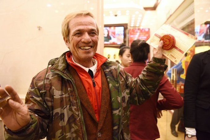 Người Hà Nội đội mưa rét xếp hàng mua vàng từ 4h sáng