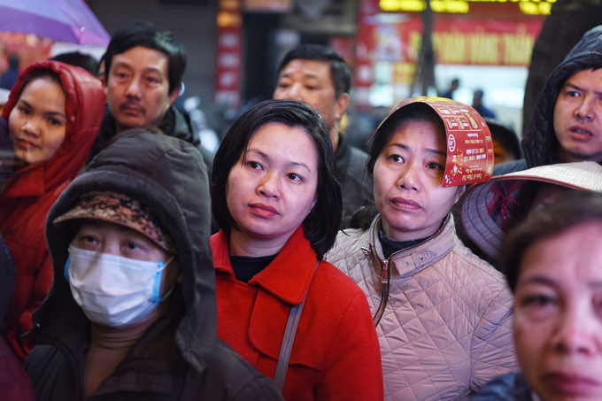 Người Hà Nội đội mưa rét xếp hàng mua vàng từ 4h sáng