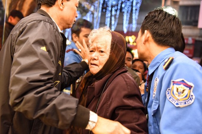 Người Hà Nội đội mưa rét xếp hàng mua vàng từ 4h sáng