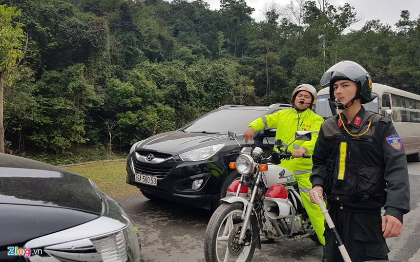 Đường lên Yên Tử tắc gần 4 km