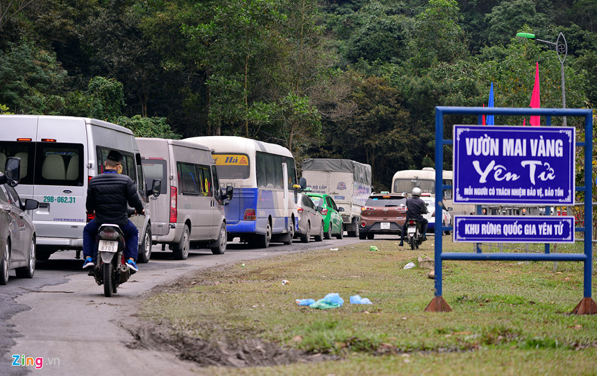 Đường lên Yên Tử tắc gần 4 km