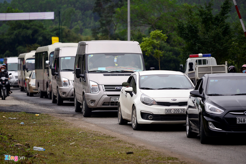 Đường lên Yên Tử tắc gần 4 km