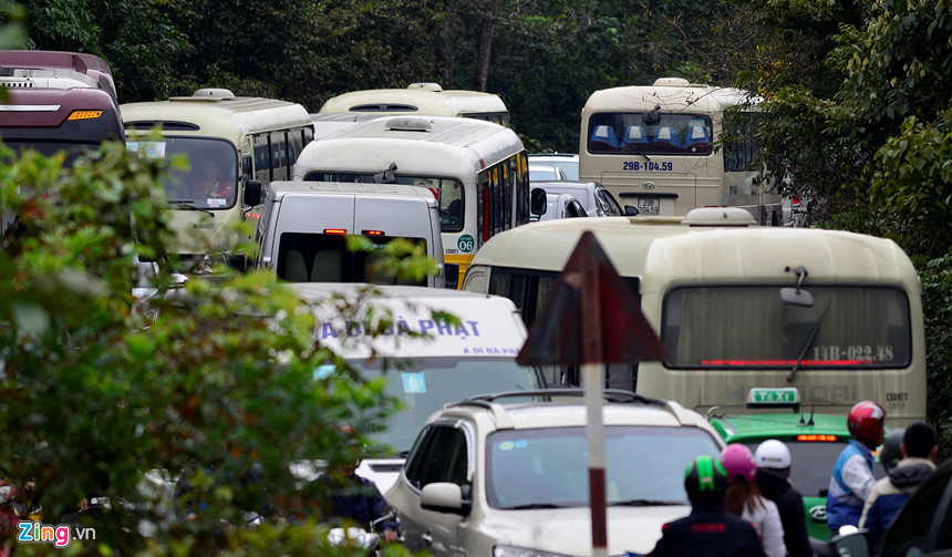 Đường lên Yên Tử tắc gần 4 km