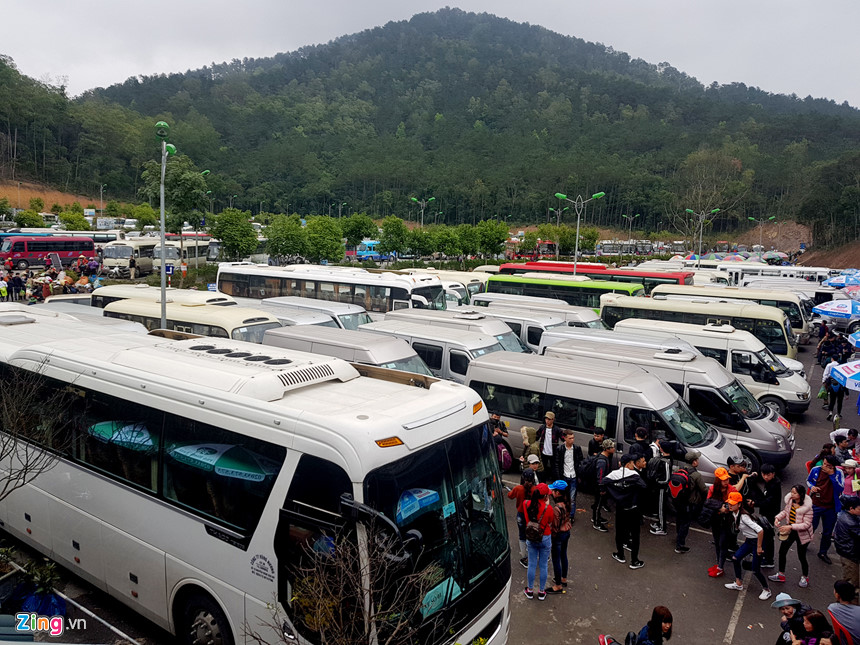 Đường lên Yên Tử tắc gần 4 km