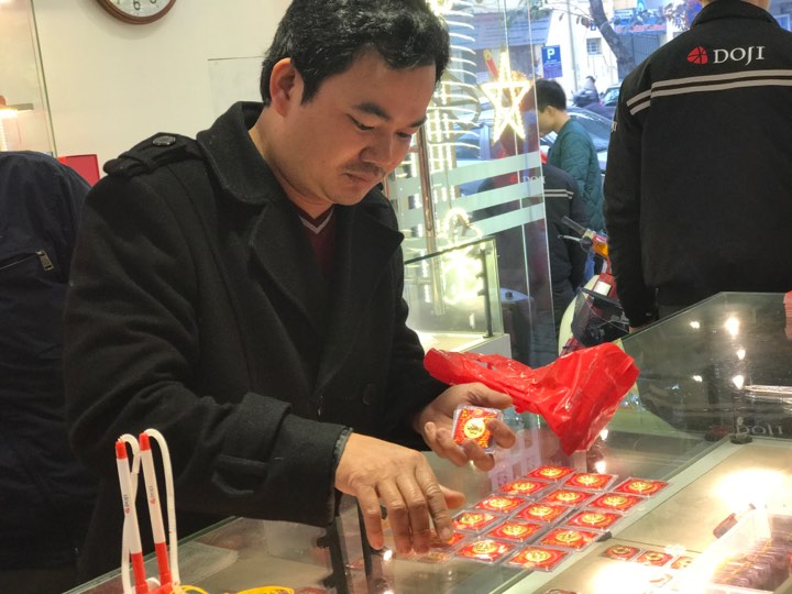 Lão nông vượt 200km, ôm bao tiền về Hà Nội mua vàng Thần Tài