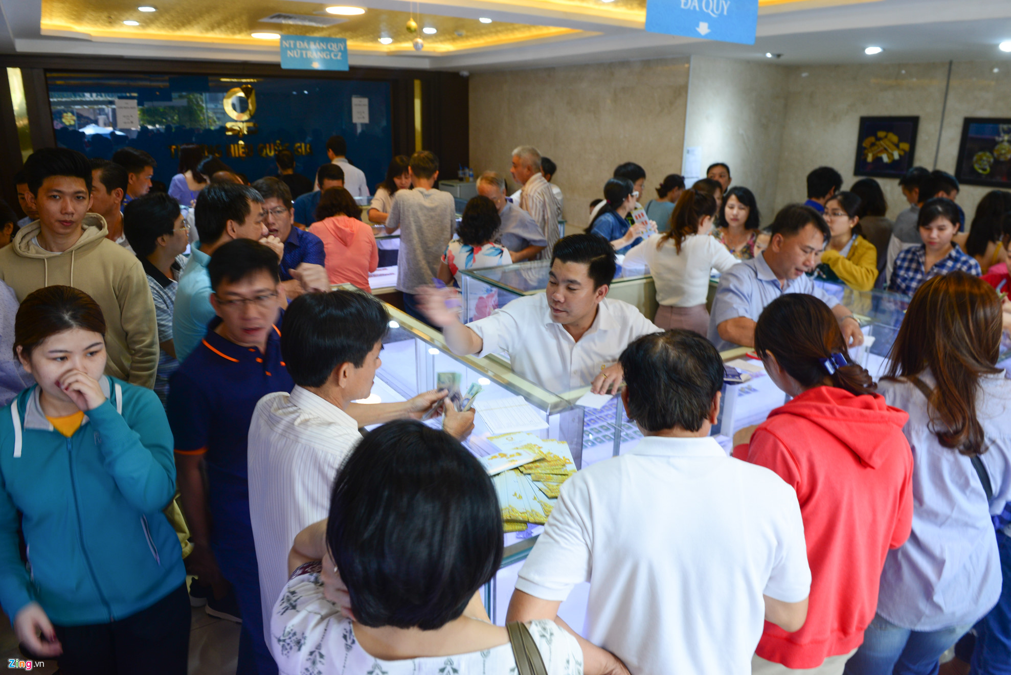 Cảnh chen chúc mua vàng ngày Thần Tài của người dân Sài Gòn