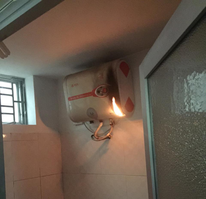 Bình nóng lạnh bốc cháy ngùn ngụt trong phòng tắm, mẹ hú vía vì vừa đánh răng lau mặt cho con xong