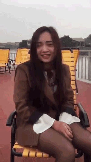 Cười vỡ bụng với cô gái trẻ gào khóc vật vã không cho bạn thân đi lấy chồng vì cả lũ chơi chưa đã