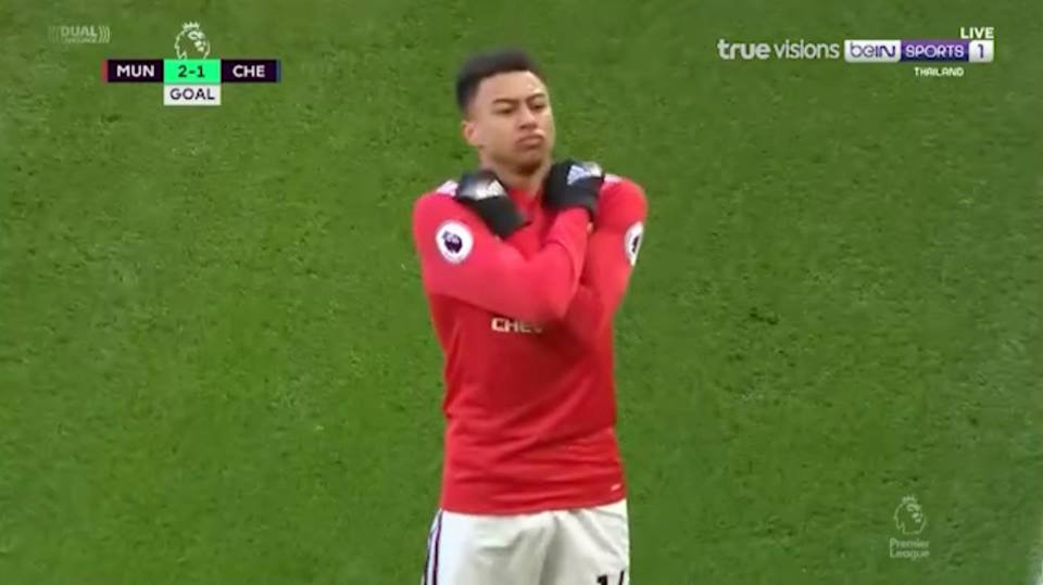 Lingard ăn mừng kiểu chiến binh báo đen sau khi xé lưới Chelsea