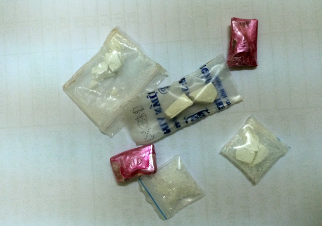 2 người đàn ông ngụy trang ma túy đá và heroin trong bao thuốc lá