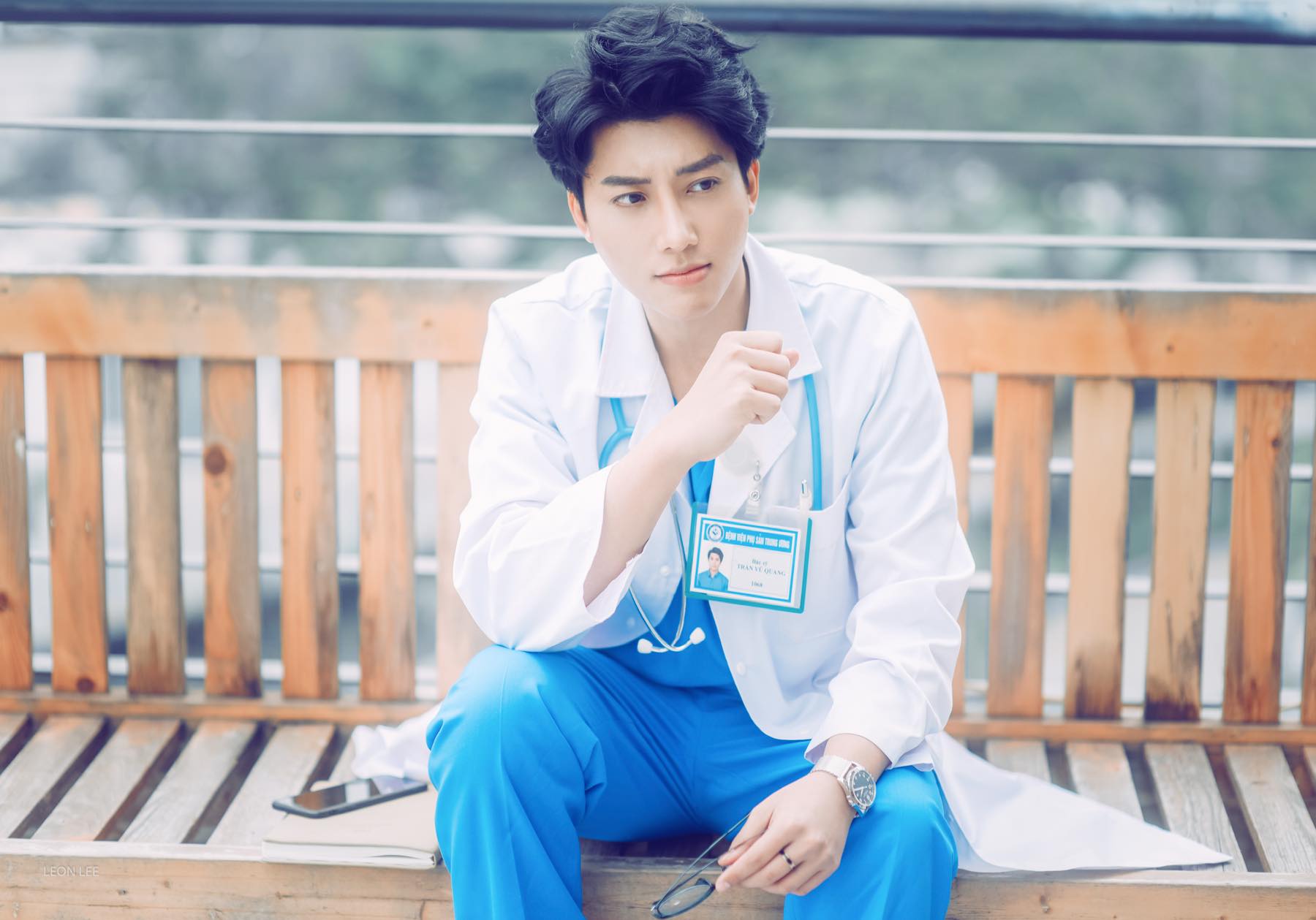 Nam bác sĩ sản khoa ở Hà Nội đẹp như tài tử điện ảnh gây sốt mạng