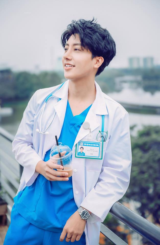 Nam bác sĩ sản khoa ở Hà Nội đẹp như tài tử điện ảnh gây sốt mạng