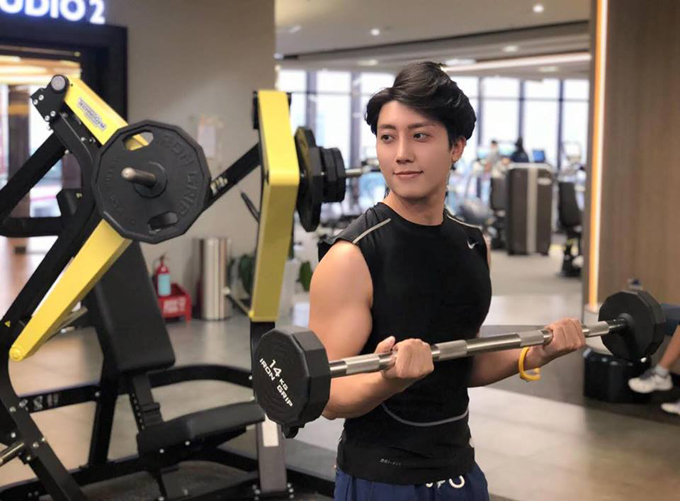 Nam bác sĩ sản khoa ở Hà Nội đẹp như tài tử điện ảnh gây sốt mạng