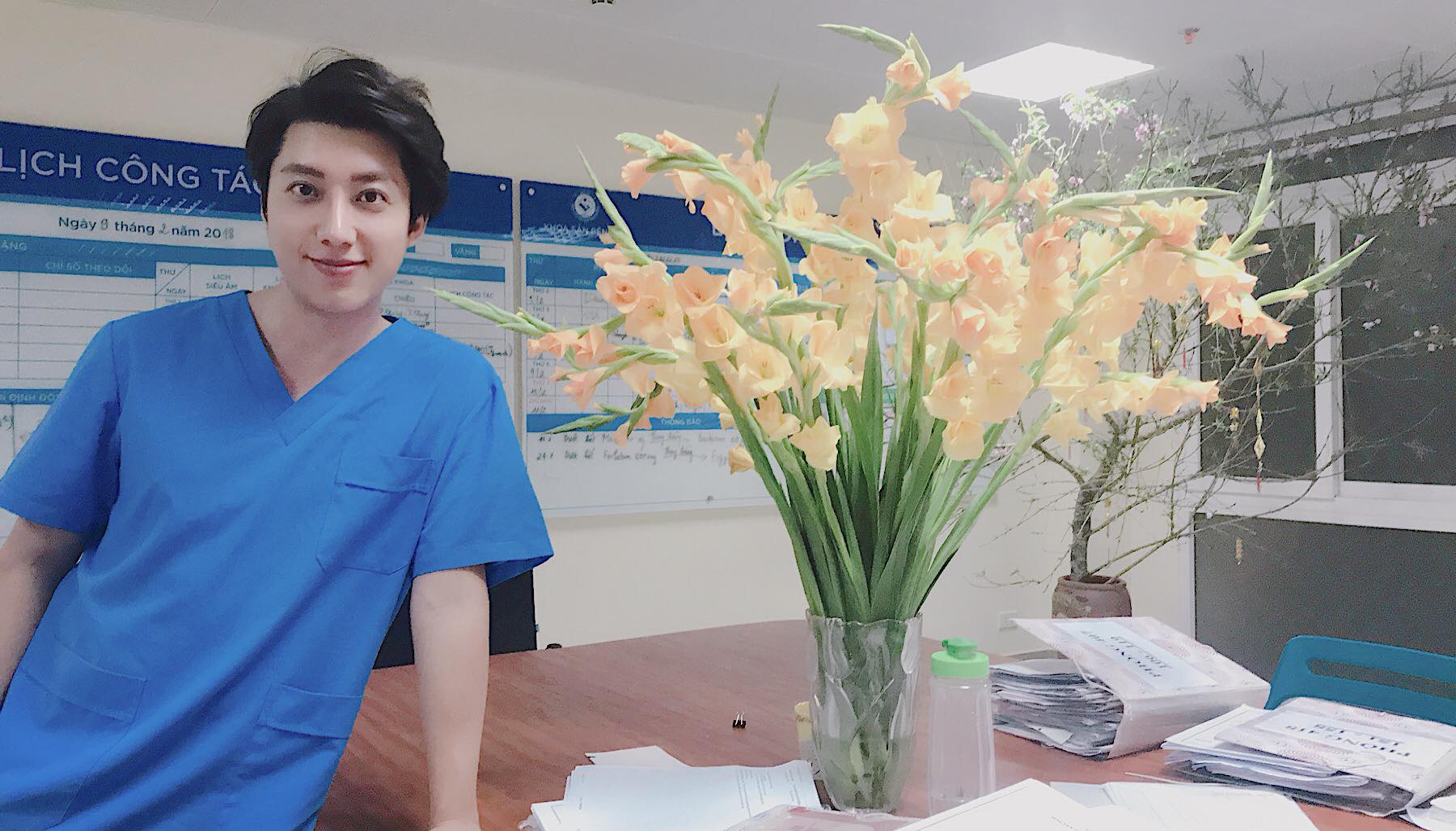 Nam bác sĩ sản khoa ở Hà Nội đẹp như tài tử điện ảnh gây sốt mạng