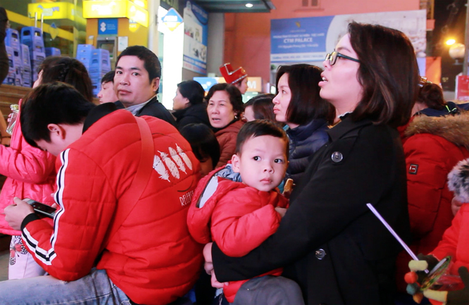 Xếp hàng đến đêm chờ mua vàng ngày Thần Tài