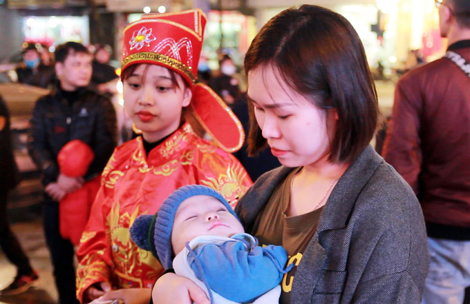 Xếp hàng đến đêm chờ mua vàng ngày Thần Tài