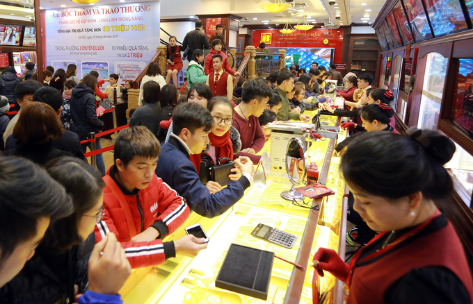 Xếp hàng đến đêm chờ mua vàng ngày Thần Tài