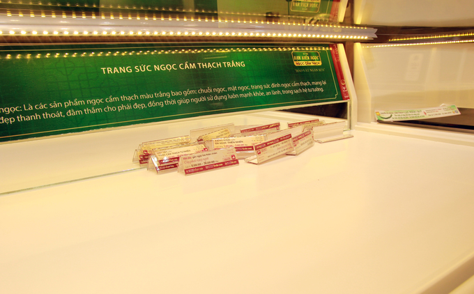 Xếp hàng đến đêm chờ mua vàng ngày Thần Tài