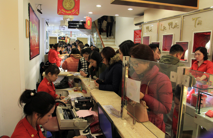 Xếp hàng đến đêm chờ mua vàng ngày Thần Tài