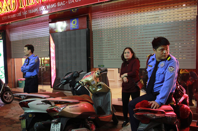 Xếp hàng đến đêm chờ mua vàng ngày Thần Tài