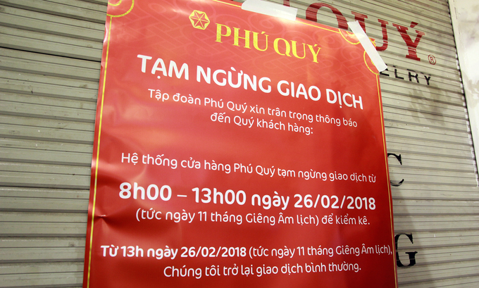 Xếp hàng đến đêm chờ mua vàng ngày Thần Tài