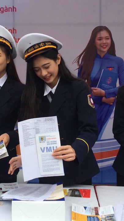 Chân dung nữ sinh ĐH Hàng Hải bị chụp trộm mà vẫn xinh như thành viên nhóm SNSD Chân dung nữ sinh ĐH Hàng Hải bị chụp trộm mà vẫn xinh như thành viên nhóm SNSD