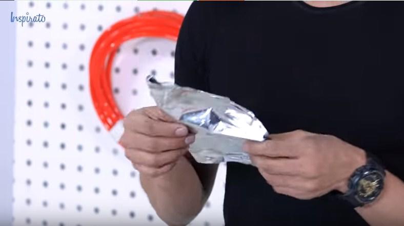 Dao kéo sắc lẹm như vừa mới mua chỉ với tuyệt chiêu mài đơn giản này Dao kéo sắc lẹm như vừa mới mua chỉ với tuyệt chiêu mài đơn giản này