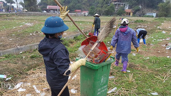 Lạng Sơn: Rác phủ trắng cánh đồng cỏ sau lễ hội Tà Lài